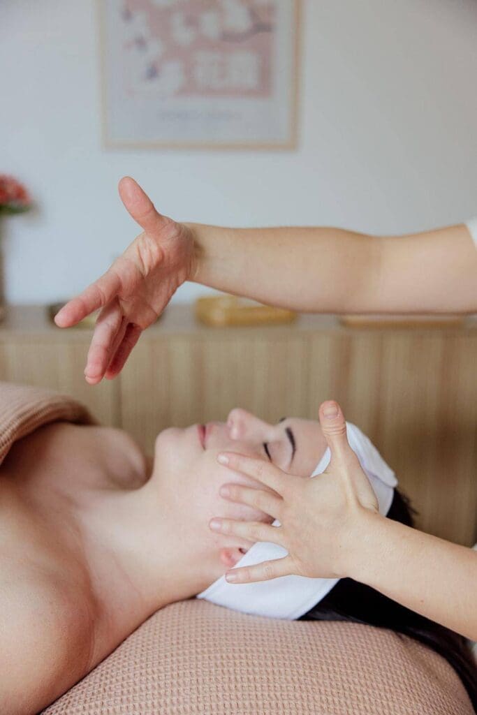 Cliente recevant un massage facialiste