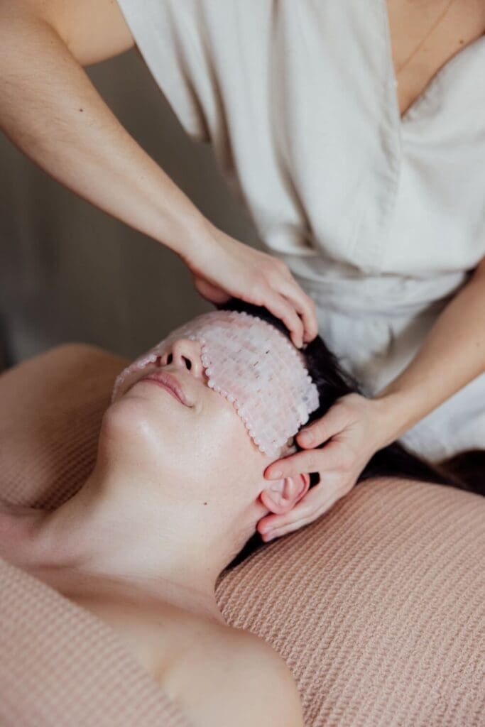 Julia Giannoli en consultation avec une cliente avant un massage facialiste au Studio à Orsay