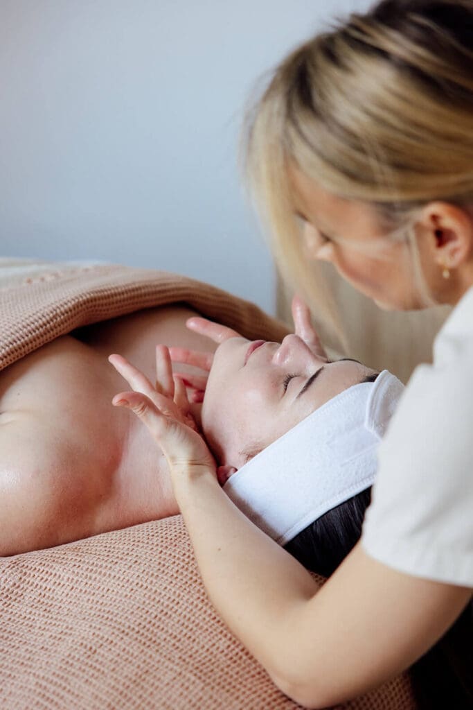 Personne recevant un massage facialiste